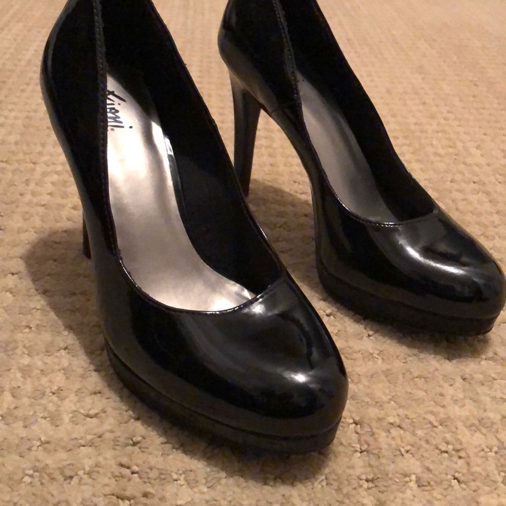 Patent Black Pumps